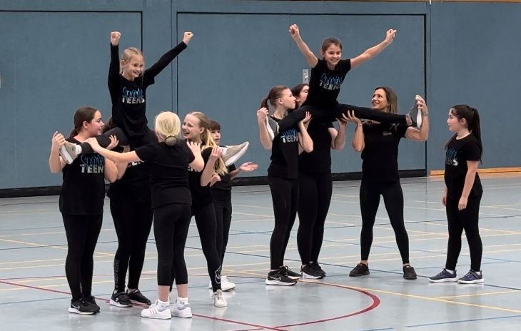cheerleading 240211 01 auftritt handball